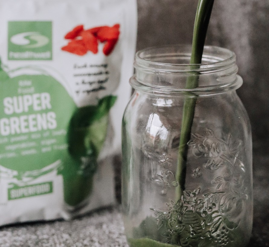 Gr�n smoothie med gr�nsaker, frukt och alger